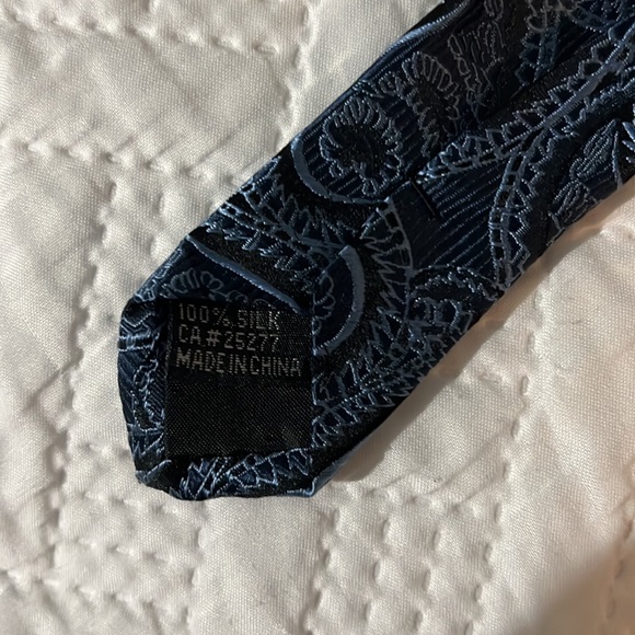 Gorgeous blue silk paisley tie - Picture 5 of 5